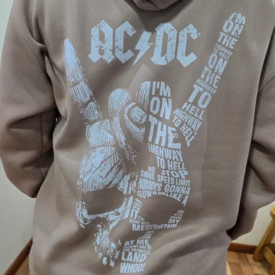 buzo camel acdc espalda mujer