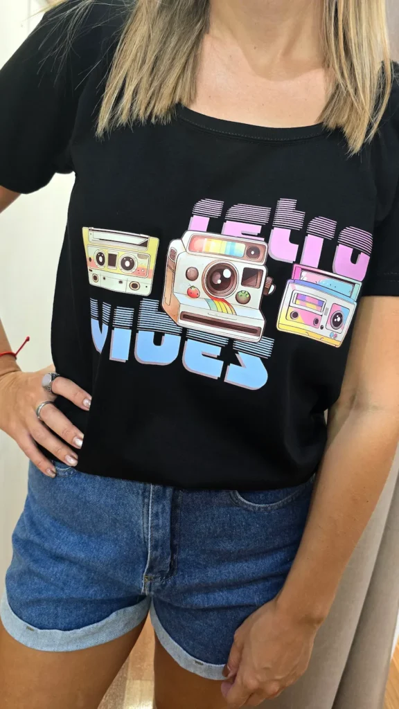 Retro Vibes – Remera Mujer