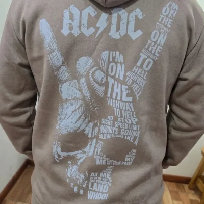 buzo camel acdc espalda hombre